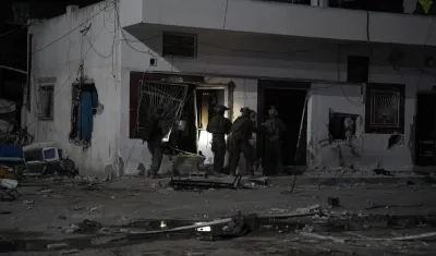 Soldados israelíes en zona destruida de Gaza.