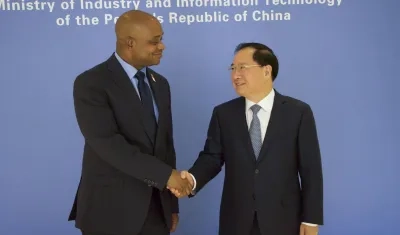 El canciller colombiano, Luis Gilberto Murillo y el ministro de Industria y Tecnología de la Información de China, Jin Zhuanglong.