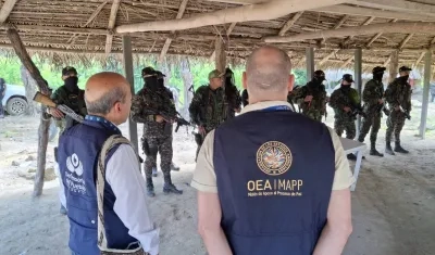 Comisión presente en la entrega.