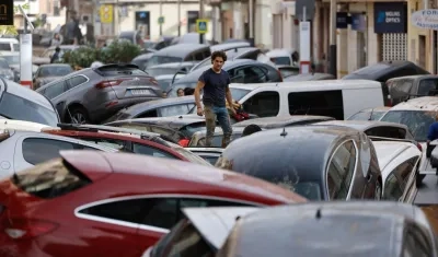 Vehículos amontonados en una calle tras las intensas lluvias de la fuerte Dana.