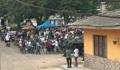 Comunidad de El Plateado impidiendo paso de tanques del Ejército.