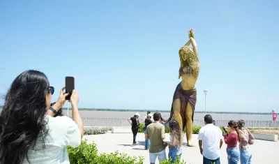 La estatua de Shakira, en el Malecón del Río