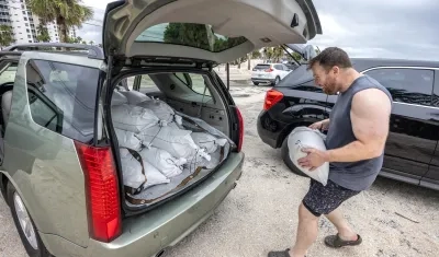 Personas se preparan para la llegada de 'Milton'.