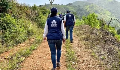 Funcionarios de la Defensoría del Pueblo en trabajo de campo.