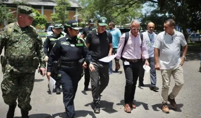 Andrés Julián Rendón, Gobernador de Antioquia, junto a las autoridades en Yondó.