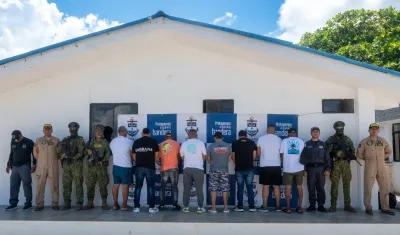 Los capturados junto con los autoridades.