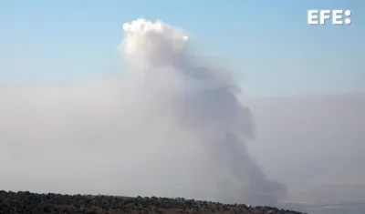 Columnas de humo por ataques en Israel.