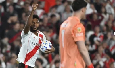 Miguel Borja tras marcarle de penal a Vélez.