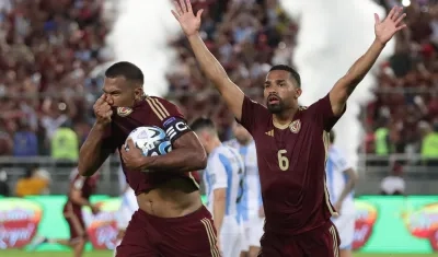 Salomón Rondón festejando su anotación.