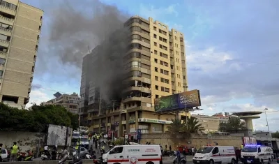 Humo saliendo de un edificio en Beirut tras un bombardeo israelí este miércoles. 