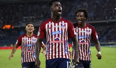 Marco Pérez celebra su gol seguido de cerca por Didier Moreno y Nicolás Zalazar. 