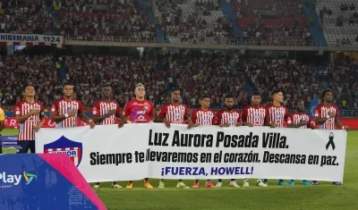 La pancarta que portaron los jugadores del Junior en homenaje a la mamá de Howell Mena. 