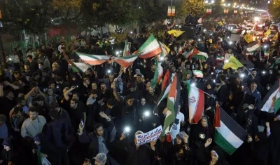 Iraníes celebrando el ataque realizado por su país a Israel. 