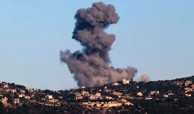 Humo tras ataques israelíes en el sur del Líbano.