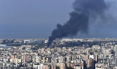 Columna de humo tras ataque israelí en el sur del Líbano.