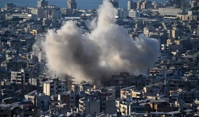 El humo se eleva tras un ataque aéreo israelí contra el Dahye.