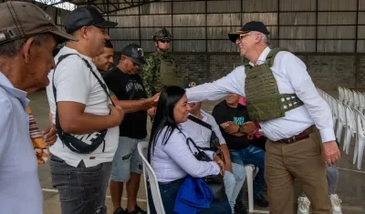 Iván Velásquez con la comunidad El Plateado.