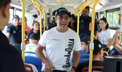 Alcalde Alejandro Char en el bus eléctrico que hará la ruta.