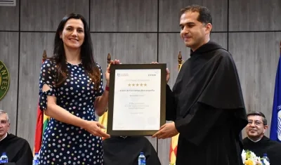 Entrega del reconocimiento.
