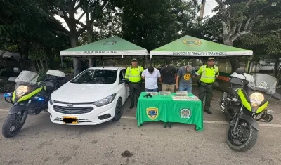Los tres capturados por la Policía tras el asalto a la tienda Ara. 