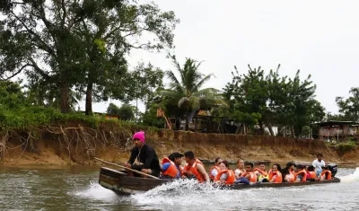 Migrantes cruzando la selva del Darién.