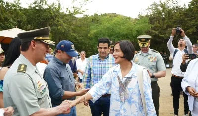 El director de la Policía Nacional, general William Salamanca, y la ministra de Ambiente, Susana Muhamad.