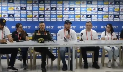 Las autoridades en el PMU.