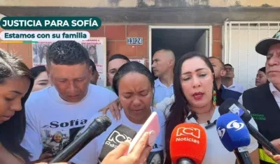 Papás de Sofía Delgado con la alcaldesa de Candelaria, Gessica Vallejo.