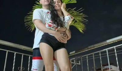 Santiago López Urrea y Yuleisy López Pérez disfrutando en Santa Marta días antes de la desaparición del hombre.