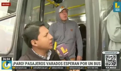 El periodista que realizaba su informe quedó atrapado en el bus, que arrancó con él. 