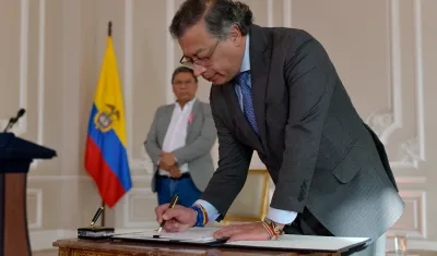Petro firmando el decreto.