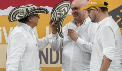 Gustavo Petro y Salvatore Mancuso.