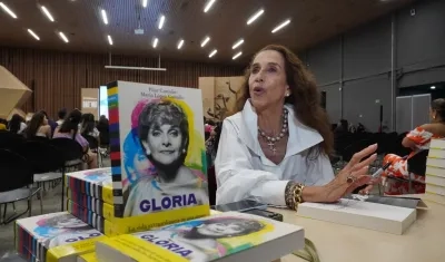 Pilar Castaño presentando su libro, homenaje a su mamá, Gloria Valencia de Castaño