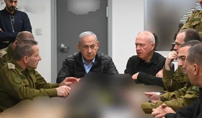 El Primer Ministro israelí de Israel, Benjamín Netanyahu, sigue el ataque a Irán en la base militar de Kyria en Tel Aviv. 