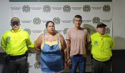 La pareja capturada junto a las autoridades.