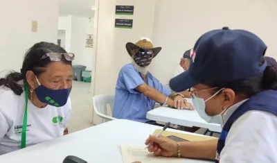 Atención a ciudadanos en oficina.