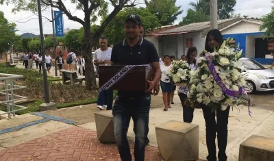 Familia con los restos de Edwin Solano.