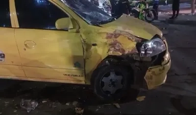 Taxi involucrado en el accidente en la calle 30. 