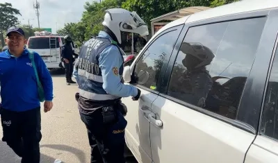 Operativos del Tránsito de Soledad en la calle 30. 