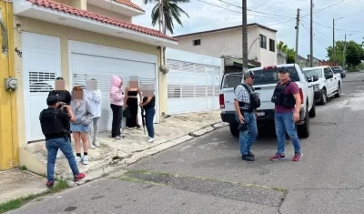 Las mujeres colombianas junto a las autoridades.