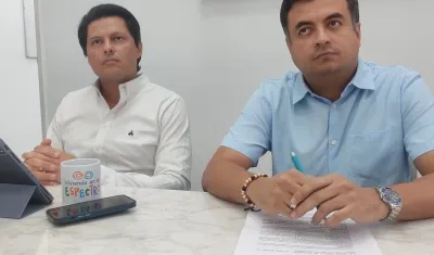 Miguel Alzate, personero de Barranquilla, y Edwar Orozco, personero de Santa Marta, este jueves en rueda de prensa en la Personería de la capital del Atlántico.
