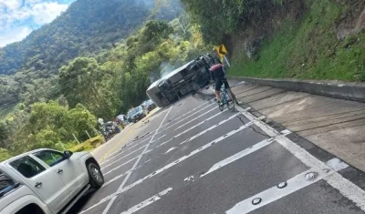 Zona del accidente donde se volcó el bus.