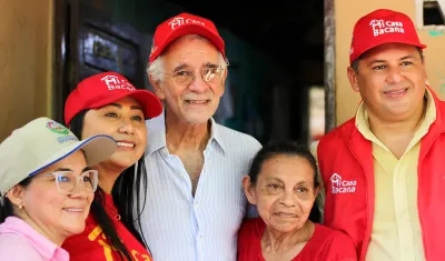 El Gobernador Eduardo Verano y personal de la Gobernación junto a beneficiarios del programa.