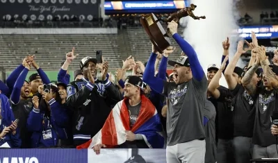 Freddie Freeman festeja con sus compañeros tras recibir el premio como Jugador Más Valioso de la Serie Mundial. 