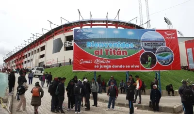 Aficionados bolivianos en los alrededores del estadio Municipal de El Alto. 