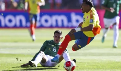 La falta de Héctor Cuéllar sobre Roger Martínez, que le costó la expulsión al jugador boliviano.