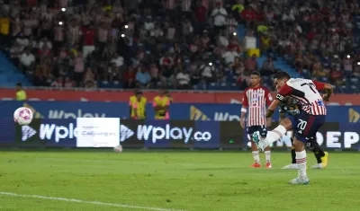 Carlos Bacca en la ejecución de la pena máxima contra el Pereira.
