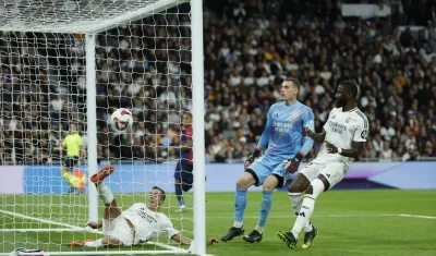 Lucas Vázquez intenta sin éxito evitar el cuarto gol del Barcelona marcado por Raphinha. 