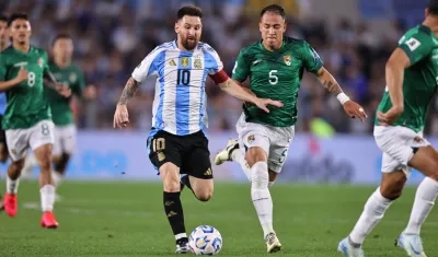 Lionel Messi avanza con pelota dominada en el partido contra Bolivia. 