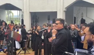 Carlos Vives y su banda en el homenaje. 
